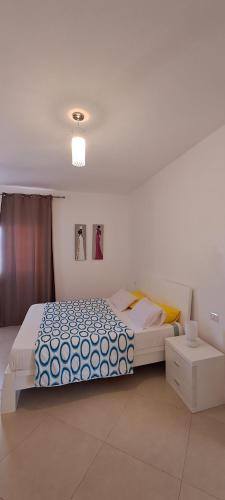 a bedroom with a bed in a white room at Vilas Praia de Chaves Deluxe house sol y mar in Rabil