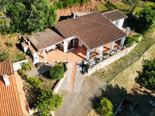 an overhead view of a house with a roof at Casa Egy - ArgonautiVacanze in Casale Gastagno