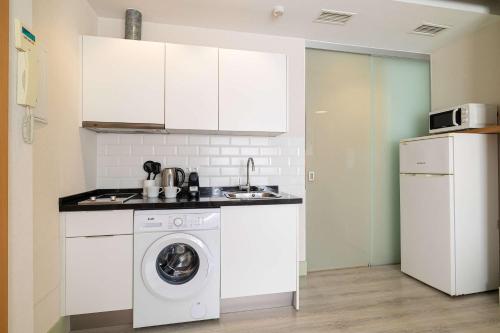 Bright Ground Floor Apt - 700m to Beach