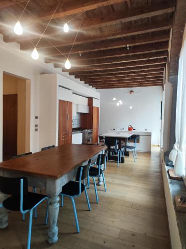 a kitchen and dining room with a wooden table and chairs at La Contrada - Suite Apartment in Sarnico