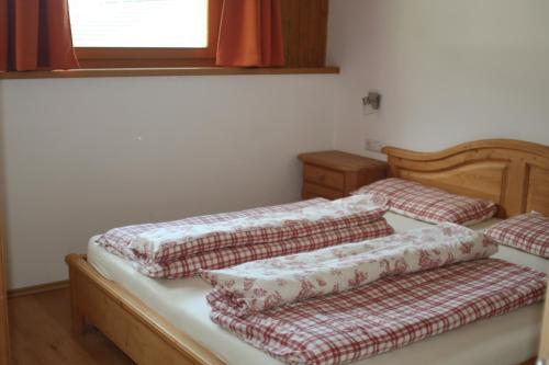 Tempat tidur dalam kamar di Aussermairhof