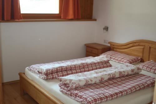 dwa łóżka siedzące obok siebie w pokoju w obiekcie Aussermairhof w mieście Campo Tures