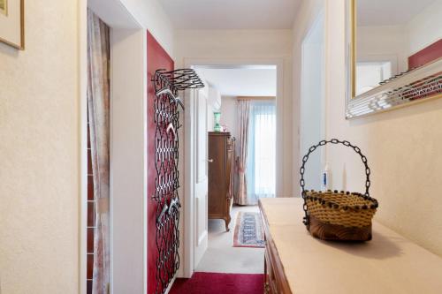a hallway with a basket on a table in a room at Ferienwohnung Mand in Weinheim