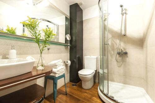 a bathroom with a sink toilet and a shower at Amseltim in Madrid