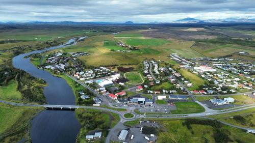 an aerial view of a town next to a river at Hotel Kanslarinn Hella in Hella