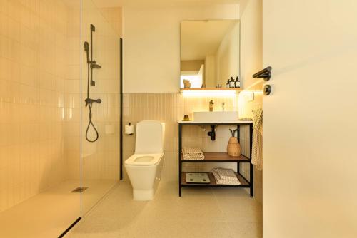 a bathroom with a toilet and a shower at Be Casa Sant Cugat in Sant Cugat del Vallès