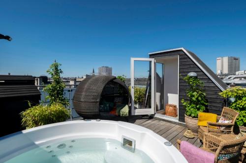a bath tub sitting on top of a balcony at Axel Guldsmeden in Copenhagen