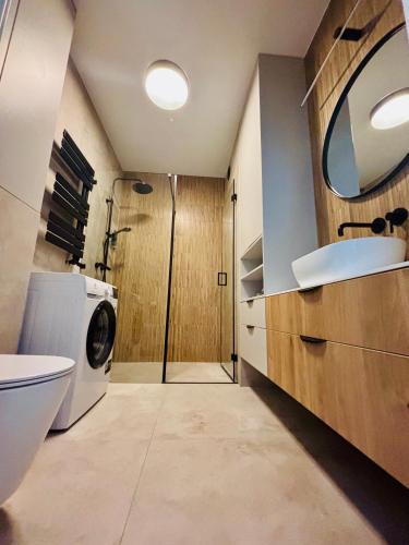 a bathroom with a washing machine and a toilet at Słoneczny Taras in Kęty