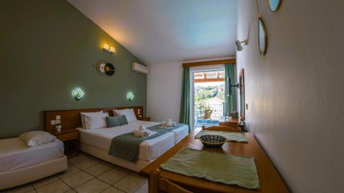 ein Schlafzimmer mit zwei Betten, einem Tisch und einer Couch in der Unterkunft Melitsa Corfu Hotel in Sidari