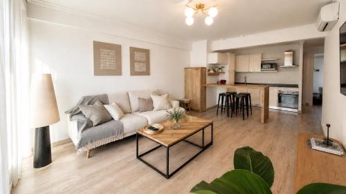 Heart of Nice, Beach 3min, 3 AC Units, Balcony with 4-Seater Dining!