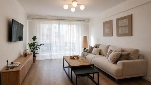 Heart of Nice, Beach 3min, 3 AC Units, Balcony with 4-Seater Dining!