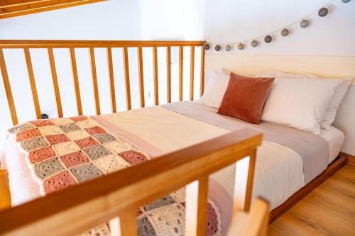 a bedroom with a bed with a wooden rail at Mourisco Guest House in Alijó