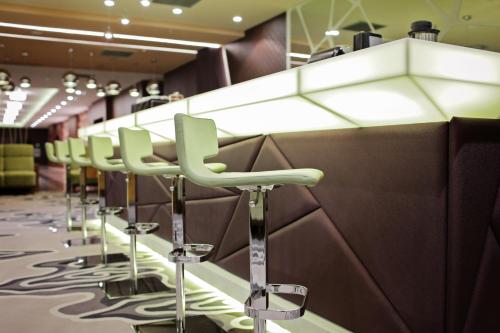Ramada Plaza Craiovaにあるシーティングエリア