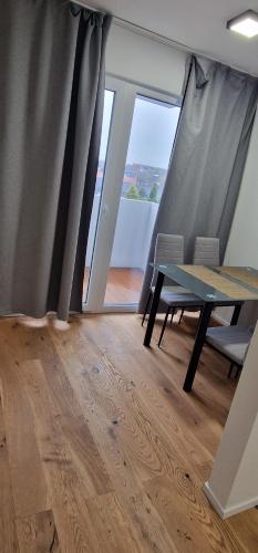 a dining room with a table and a window at S3 Stadl Paura in Stadl-Paura