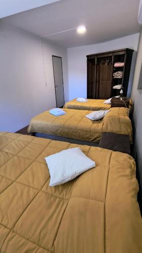 three beds lined up in a room at Elvi&Vi in La Rioja
