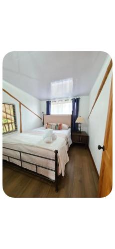 a bedroom with two beds and a window at Cabaña kobata in Villa Mills