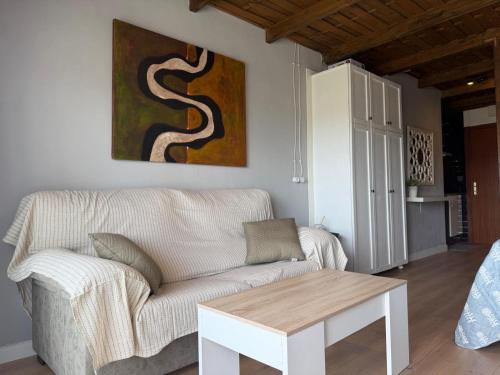 VIS10 - 10th-Floor Studio with Private Terrace and Panoramic Views - AC, Lift