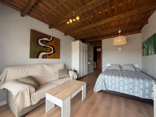 VIS10 - 10th-Floor Studio with Private Terrace and Panoramic Views - AC, Lift