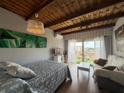 VIS10 - 10th-Floor Studio with Private Terrace and Panoramic Views - AC, Lift