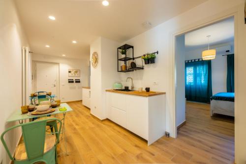 Bed & Breakfast Across The Room(e)
