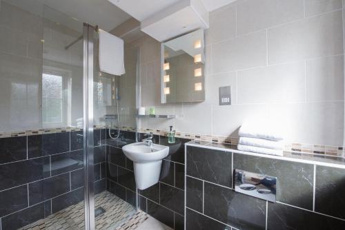 W łazience znajduje się umywalka i toaleta. w obiekcie Newtown House Hotel w mieście South Hayling