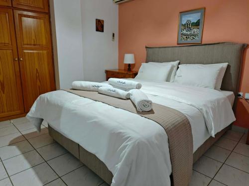 a bedroom with a large bed with towels on it at Le Due Sorelle in Spilia