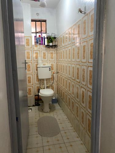 a bathroom with a toilet in a room at Suki Ruaka Homes in Ruaka