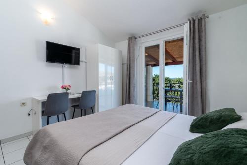 Apartments Villa Mirella 20 m from the sea - free parking
