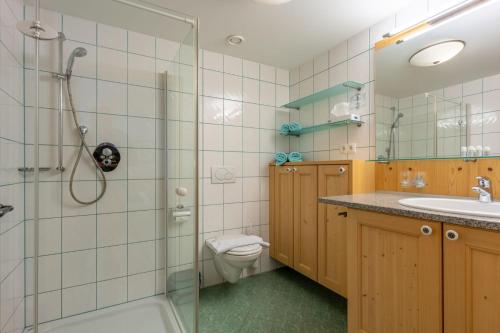 ein Badezimmer mit Dusche, Toilette und Waschbecken in der Unterkunft d'klause in Marul