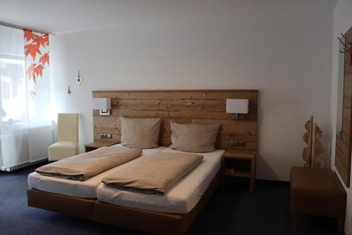 Llit o llits en una habitació de Hotel Garni Café Räpple