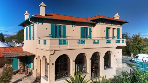 Superbe Appartement 4 pièces dans Villa de charme rénovée proche plages et centre ville d'Antibes, Côte d'Azur