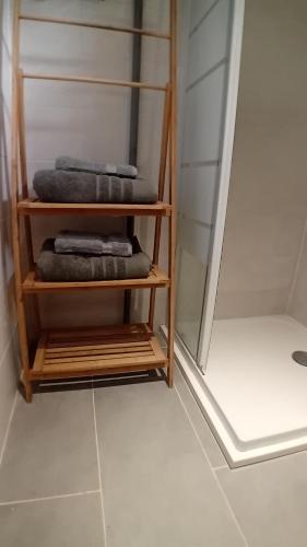 a towel rack in a bathroom with towels at Mini-maison indépendante vue montagne- Corse in Poggio-Marinaccio