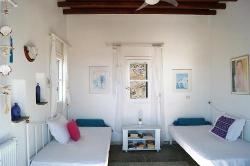2 camas blancas en una habitación con ventana en Apollon-Artemis Apartments en Apollonia