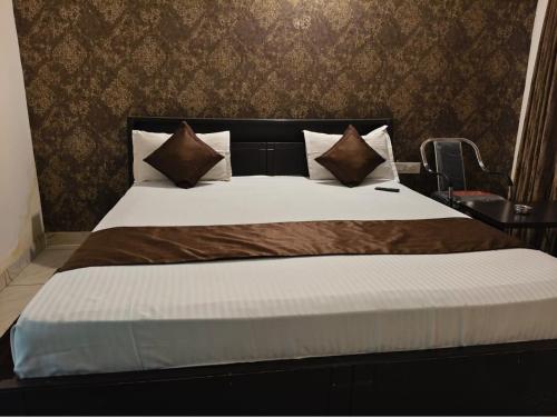 a bedroom with a large bed with white sheets and pillows at Hotel Comfort Inn in Rānchī