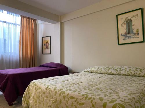ein Hotelzimmer mit zwei Betten und einem Fenster in der Unterkunft HOTEL ASTORE Matta 2537 in Antofagasta