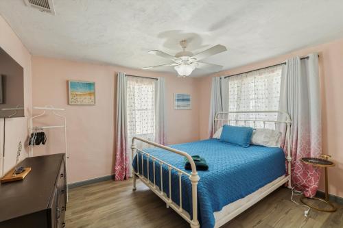 a bedroom with a bed and a ceiling fan at Bright 3BR, Dogs, Fenced Yard, FSU & Dwntown in Tallahassee