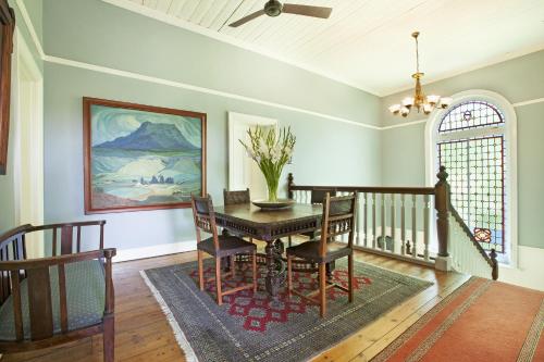 a dining room with a table and chairs at Medindi Manor in Cape Town