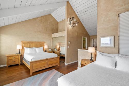 a bedroom with two beds and two lamps at Embarcadero Resort in Newport