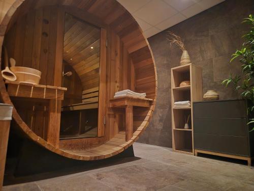 ein Raum mit einem großen runden Holzraum und einer Wendeltreppe in der Unterkunft Hotel Vrouwe van Stavoren in Stavoren