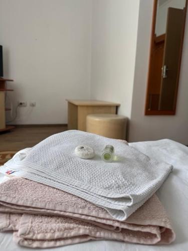 a pile of towels on top of a bed at Motel Vatra Bunătăților in Brezoi