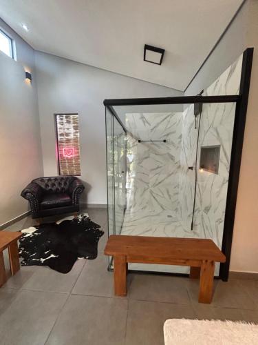 a room with a glass case on a bench at Chalé Reserva El Paso in Mairiporã
