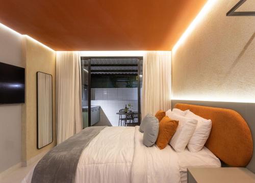 a bedroom with a bed and a bathroom with a tub at Summer by Hosppedar in Ilha da Restinga
