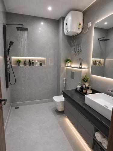 a bathroom with a toilet and a sink at Hotel CIELO PRIME Near Delhi Airport in New Delhi
