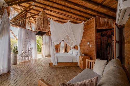 Un pat sau paturi într-o cameră la JERUSALEMA BEACH GLAMPING