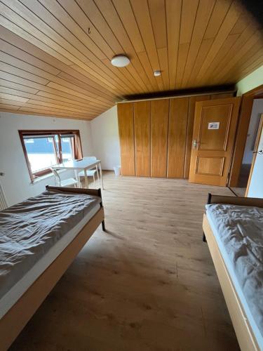 a room with two beds and a table in it at Helles großes 2 Bettzimmer in Jerrishoe