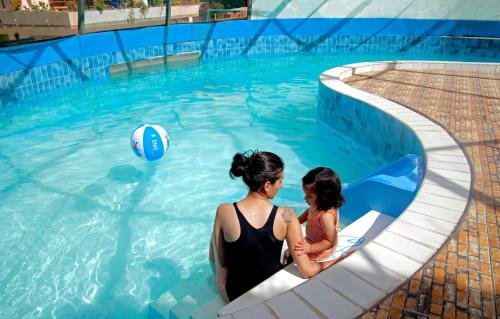 Bazén v ubytování Hotel Oberland nebo v jeho okolí