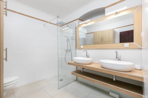 a bathroom with two sinks and a shower at Casa del Sol in Strp