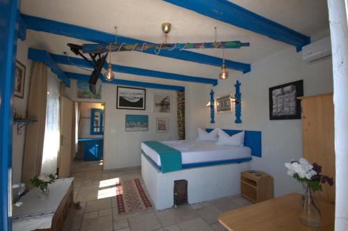 a bedroom with a bed and a bathroom at Pension Sharaiman in Dunavăţu de Jos