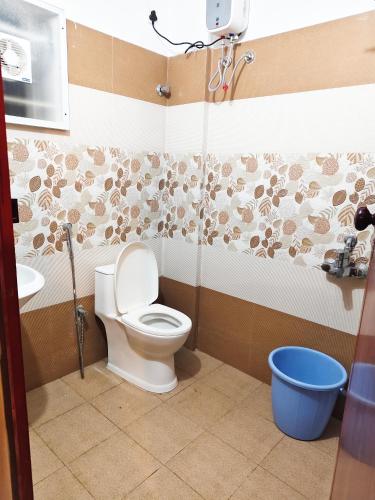 a bathroom with a toilet and a sink at Krishna Theeram 150m from Temple in Guruvāyūr