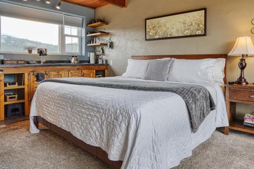 a bedroom with a bed and a kitchen with a sink at Sunrise Cabin at Highland Meadows - King Bed and Views in Hot Springs